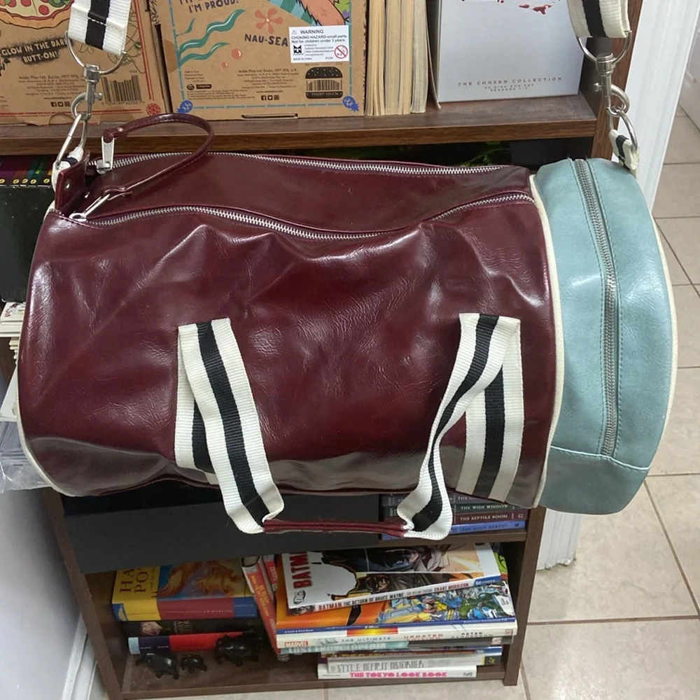 Fred Perry Stylish Burgundy and Light Blue Men's Duffel Bag - Picture 2 of 13